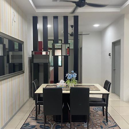 Klia Redza Homestay Kota Warisan Malay Only Sepang Luaran gambar