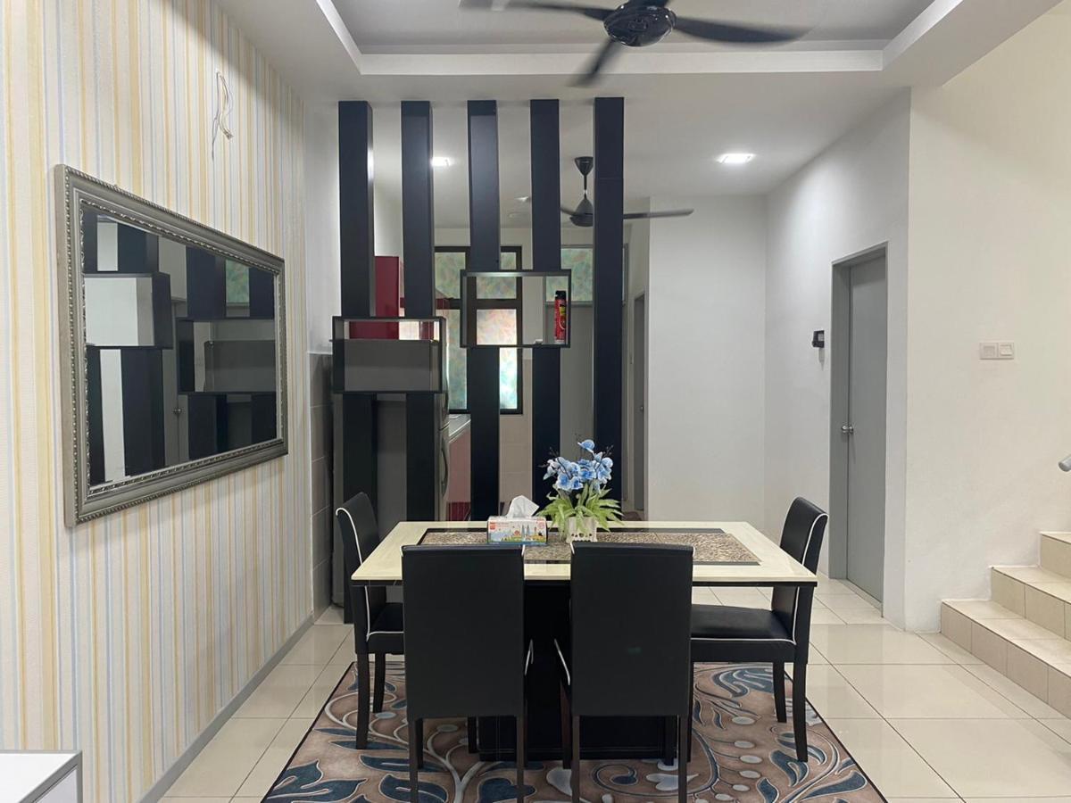 Klia Redza Homestay Kota Warisan Malay Only Sepang Luaran gambar